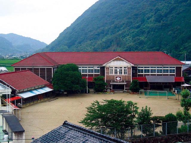 赤い屋根が映える築70年以上の木造校舎