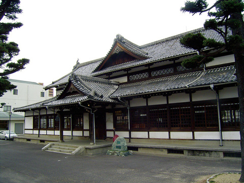 50畳敷規模の剣道場と柔道場