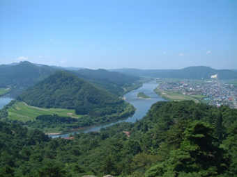 七座山と米代川