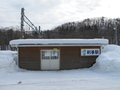 雪の中の無人駅